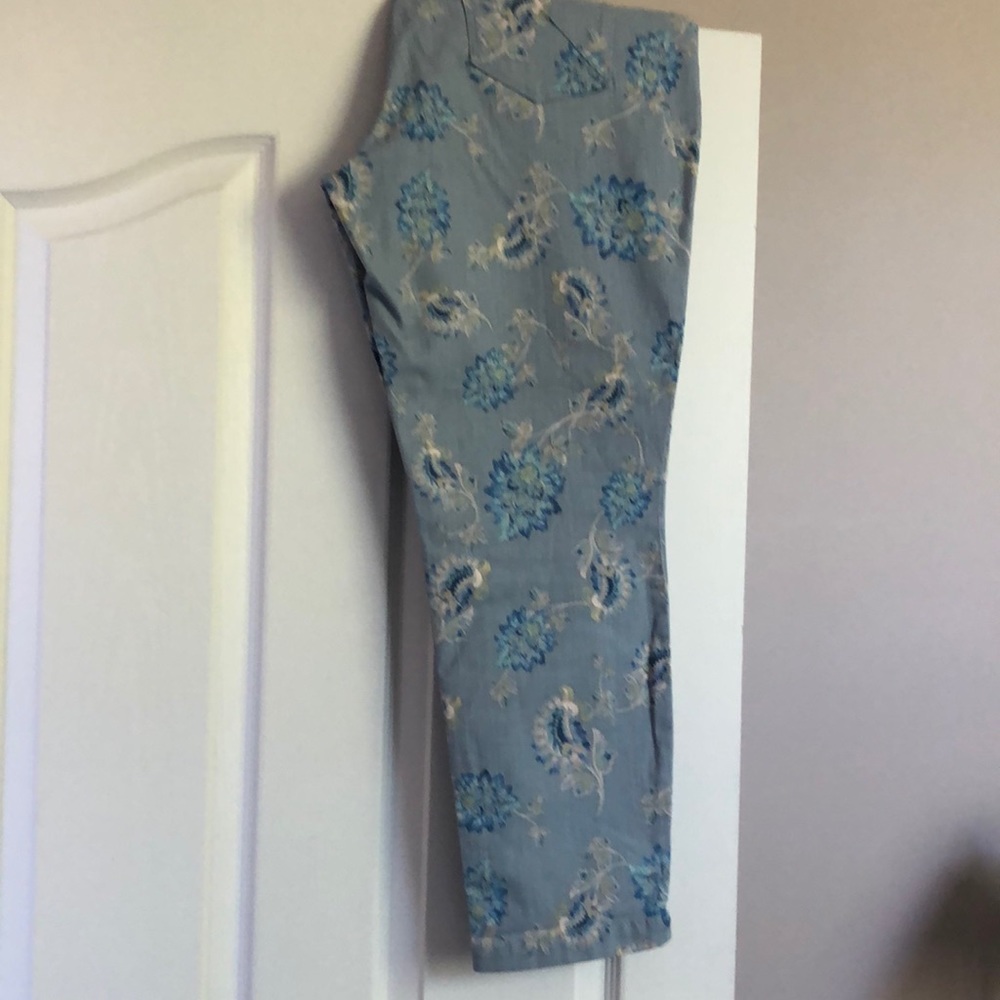 Bandolino flowered jeans size 12. Excellent condition.